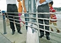 Çelik bariyere dokundu, öldü !