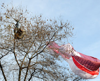 Trabzon'da paraşüt çatıya düştü