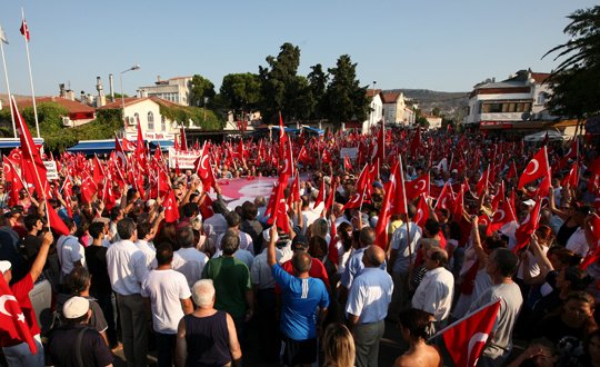 Foça'da teröre lanet mitingi