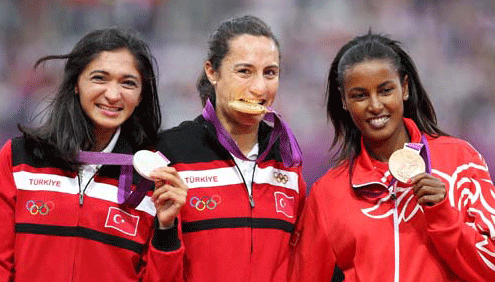 88 yıl sonra 80 bin kişi marşımızı dinledi