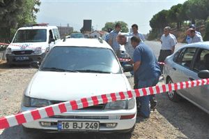 Park halindeki otomobilde ceset