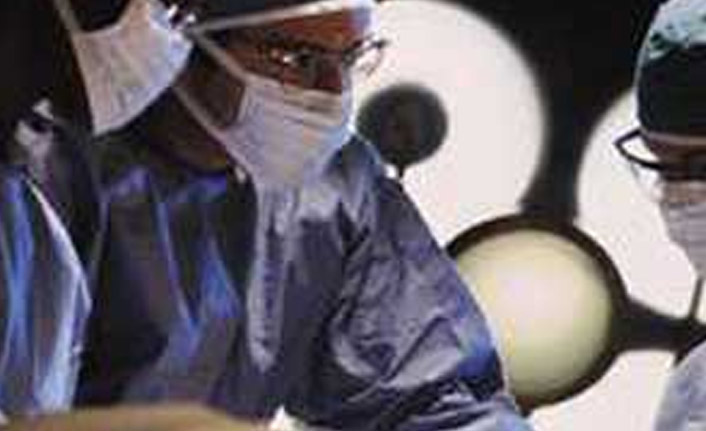 18 yıl burnunda boncukla yaşadı