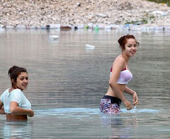 Çamaşır suyunda yüzüyorlar