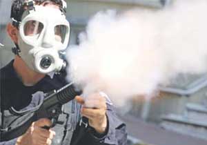 Polis komaya soktu! Başını ezdi...