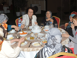 Gönüllülerden anlamlı iftar