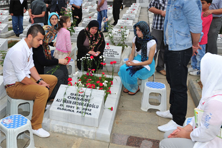 Erosmanoğlu'nun mezarı doldu taştı