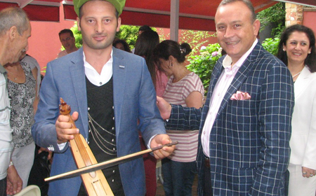 Vali Kızılcık turistlerle!