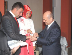 Bakan Bayraktar nişan yüzüğü taktı