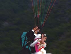 Düğüne yamaç paraşütü ile gitti