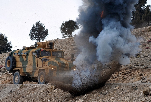 Askeri aracın geçişinde patlama! 1 asker yaralandı - 29 Ağustos 2012