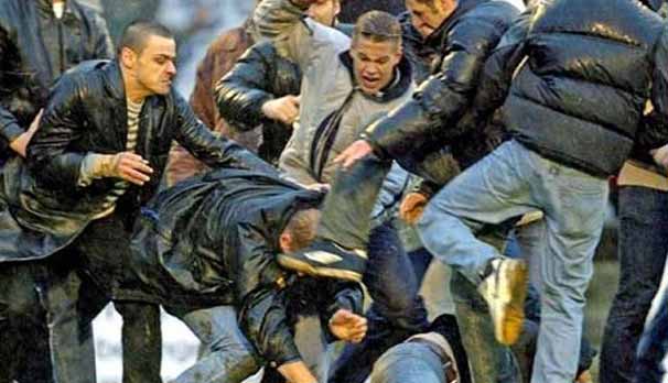 Taraftar Türklere saldırdı: 4 yaralı