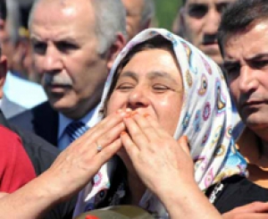 Şehit oğlunu gülerek uğurladı