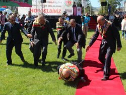 Devlet Bahçeli halıya takılıp düştü