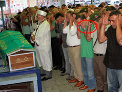 Cenazesine kelepçeyle katıldı