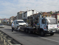 Trabzon'da minübüs bariyerlere çarptı