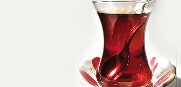 480 saat durmadan çay içtiler