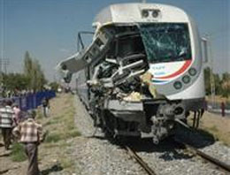 Yolcu treni TIR'ı biçti