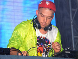 Athena Gökhan Namaza Başladı