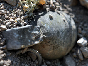 Çevreye saçılan fünyelerden biri patladı