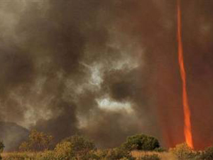 Ateş hortumunun gökyüzü dansı