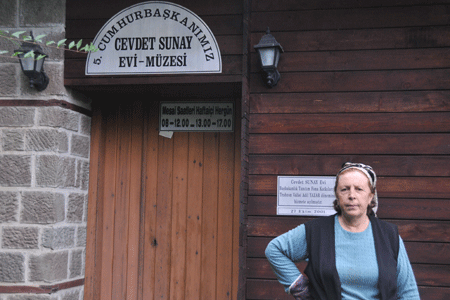 Cevdet Sunay’ın evi ağlıyor