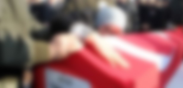 Bayburt şehidine ağlıyor