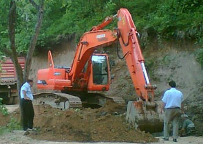 Köylü kendi yolunu yaptırıyor