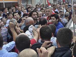 Şehit Cenazesinde Başkan'a Yumruk