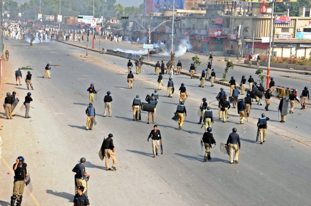 Film protestosunda 23 ölü