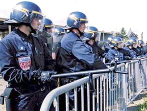 Tek kişilik eyleme 60 polis