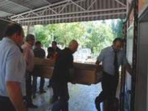 Amcasını keserle öldürdü !