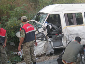 Öğrenci servisi kaza yaptı: 12 yaralı