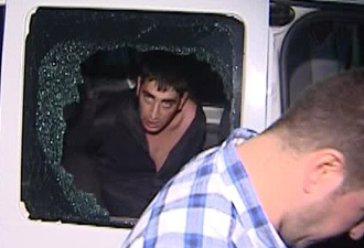 Polis aracının camını böyle kırdı !