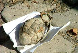 Odada bulduğu el bombasını sokağa fırlattı