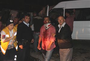 Çöp kamyonu ile işçi servisi çarpıştı!