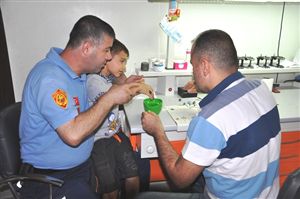 Çocuğun parmağında somon sıkıştı!