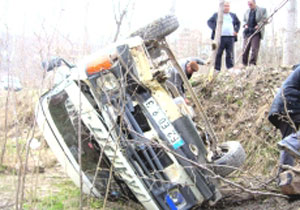 Freni tutmayan minibüs uçtu