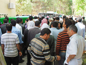 Minibüsün altında kaldı