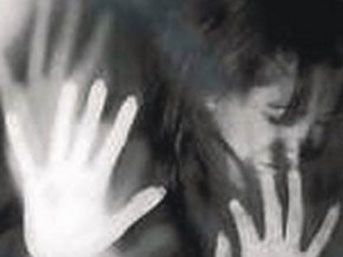 Eşi terk edince, 12 yaşındaki çocuğu...