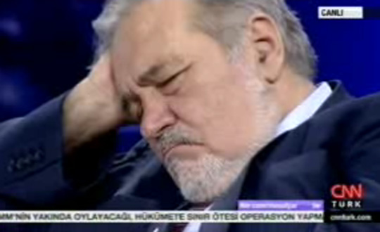 Mesut Yar  Programda uyuttu