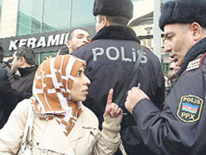Azeriler başörtüsü istedi