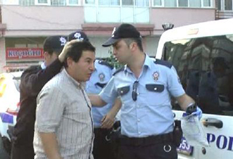 Sokak Ortasında Köpeğin Boğazını Kesti