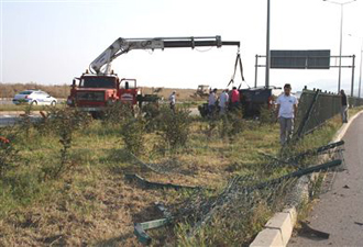 Refüje Çarpan Otomobil Takla Attı