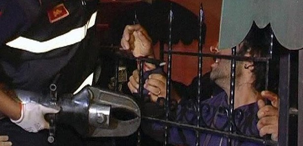 Yatmak isterken demire saplandı