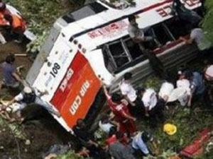 Çin'de yolcu otobüsleri birbirine girdi