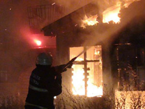 Yaşlı çift yanarak can verdi