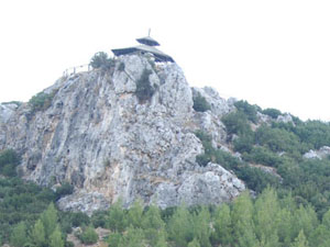 Genç kız ağlayarak kayalıklardan atladı