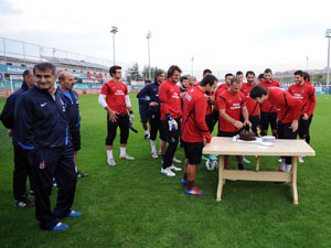 TS'nin Kaptanı Tolga'ya kutlama