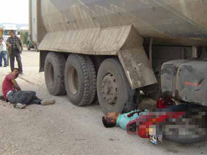 Asker kamyonun altına girdi