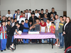 TSli futbolcular Sevgi evlerinde